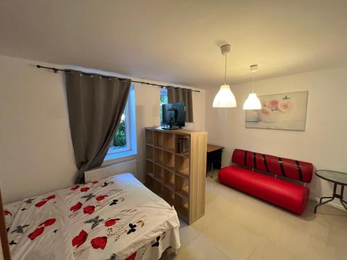 une chambre avec un lit et une chaise rouge dans l'établissement Bastion Apartament 2, à Timişoara