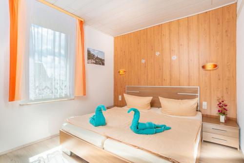 a bedroom with a bed with a toy duck on it at Ferienhaus "Zur Alten Schule" in Mittelndorf