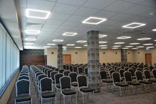 une pièce vide avec rangées de chaises dans un bâtiment dans l'établissement Hotel complex Jitomir, à Montana