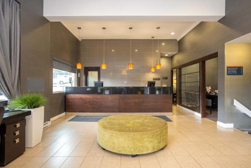 un gran vestíbulo con una mesa circular en el centro en Sandman Hotel & Suites Williams Lake, en Williams Lake