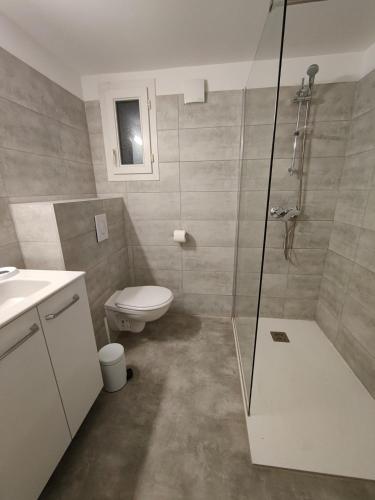 une salle de bain avec une douche, des toilettes et un lavabo dans l'établissement TRA MANNA, à Lecci