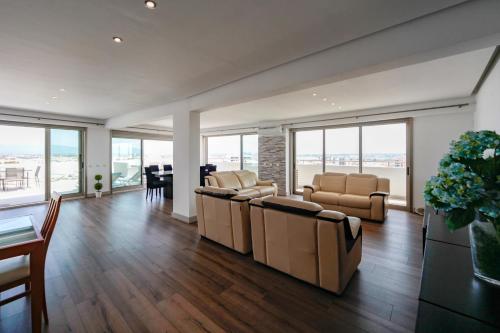 Outstanding penthouse with amazing sea views