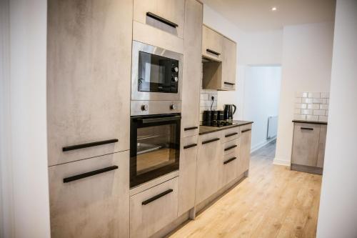 A kitchen or kitchenette at Modern House Sleeps 18 or Perfect for Large Family.