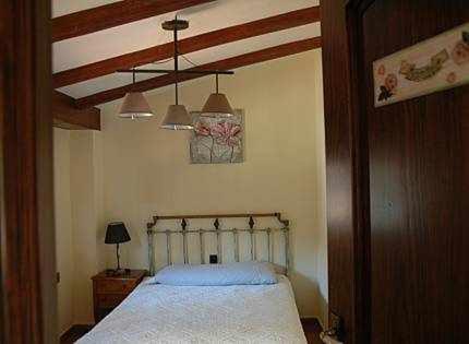 sypialnia z łóżkiem w pokoju w obiekcie Casa Marquesa w mieście Punta Umbría