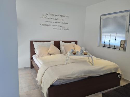 een slaapkamer met een groot bed met een bord aan de muur bij Penthaus in Soltau