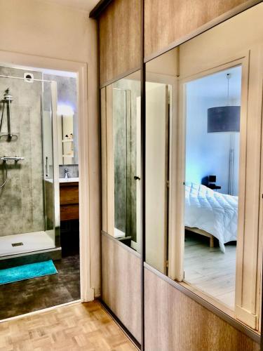 une porte coulissante en verre menant à une chambre. dans l'établissement Valentin in Caen, à Caen