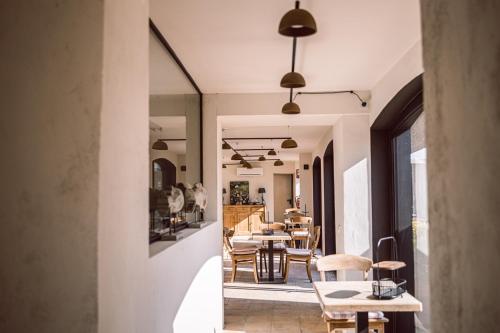 a dining room with a table and chairs at Hotel Monells Summum in Monells