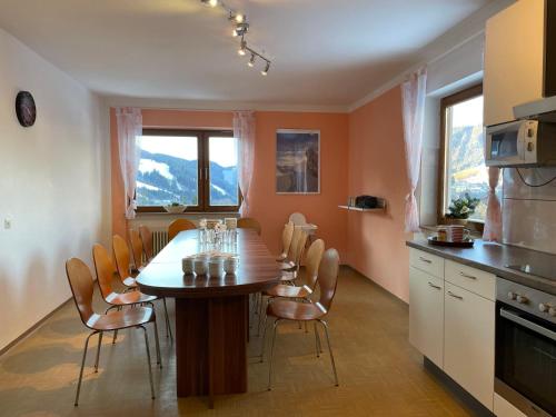 eine Küche mit einem Esstisch und Stühlen in der Unterkunft Apartment Roggenboden - WIL271 by Interhome in Oberau