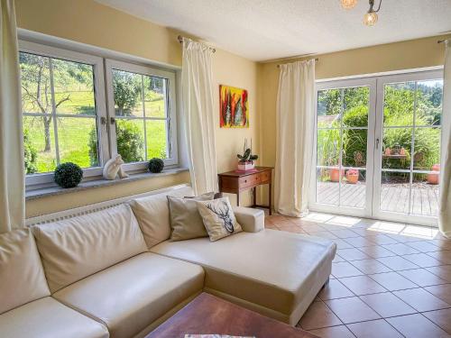 sala de estar con sofá blanco y ventanas en Holiday Home Ederer by Interhome en Schorndorf