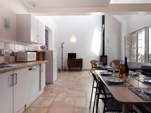 une cuisine et un salon avec une table et des chaises dans l'établissement Holiday Home De Malau by Interhome, à Le Mesnil-Patry