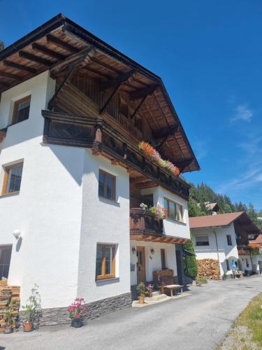 duży biały budynek z drewnianym dachem w obiekcie Apartment Apart Ladner by Interhome w mieście Kappl