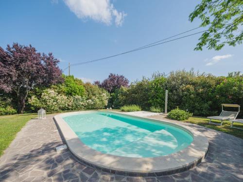 una piscina en el patio trasero de una casa en Holiday Home Villa Ulivo by Interhome, en Orentano