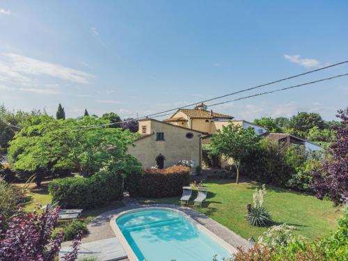 OrentanoにあるHoliday Home Villa Ulivo by Interhomeの庭にスイミングプールがある家