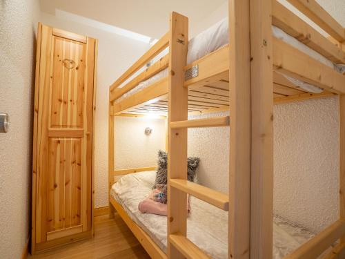 Cette chambre comprend 2 lits superposés et une porte. dans l'établissement Apartment Arcelle 508 by Interhome, à Val Thorens