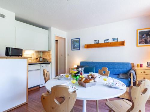 une cuisine et un salon avec une table et des chaises blanches dans l'établissement Apartment Vostok Zodiaque-57 by Interhome, au Corbier