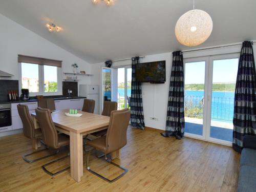 Televízia a/alebo spoločenská miestnosť v ubytovaní Apartment Lavanda-2 by Interhome