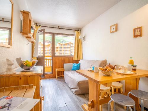 un salon avec une table et un canapé dans l'établissement Studio vanoise 578 by Interhome, à Val Thorens