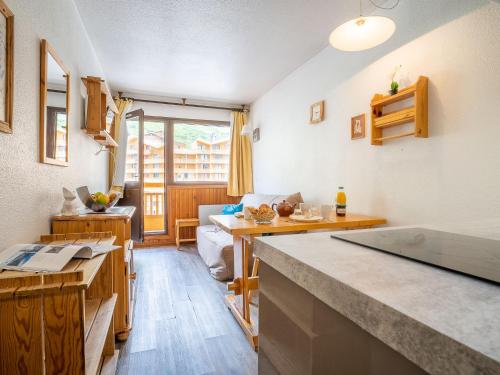 une cuisine avec une table et un comptoir dans l'établissement Studio vanoise 578 by Interhome, à Val Thorens