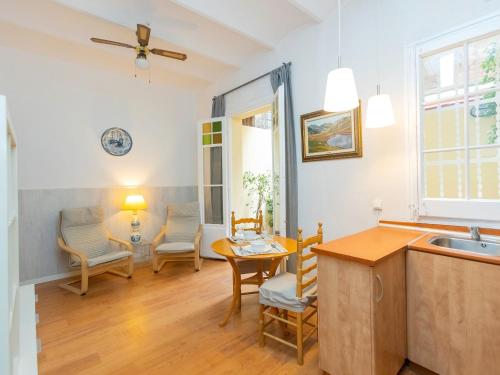 uma cozinha e sala de estar com mesa e cadeiras em Apartment Gracia Torrijos by Interhome em Barcelona