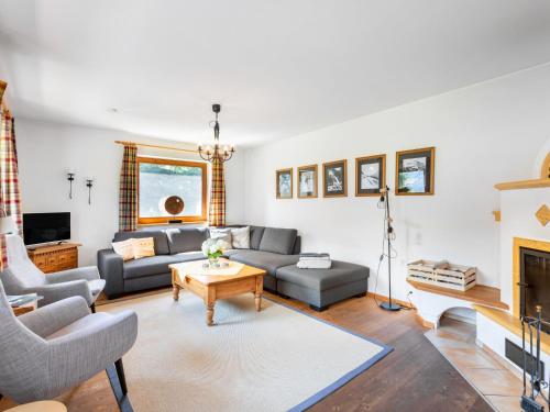sala de estar con sofá y chimenea en Holiday Home Haus am Sonnenhang by Interhome, en Spielbichl