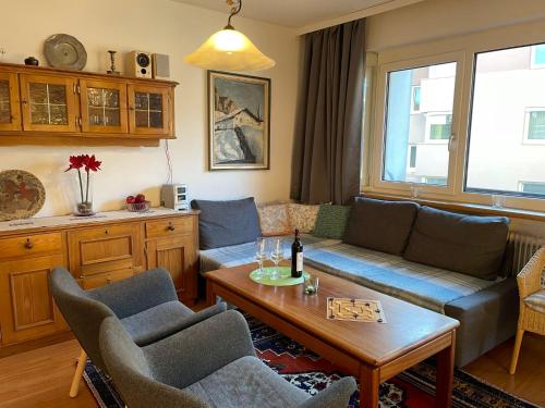 ein Wohnzimmer mit einem Sofa und einem Tisch in der Unterkunft Apartment App- Sollereder by Interhome in Brixen im Thale