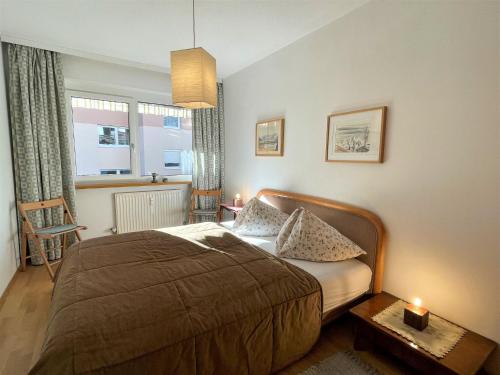 - une chambre avec un lit, une table et une fenêtre dans l'établissement Apartment App- Sollereder by Interhome, à Brixen im Thale