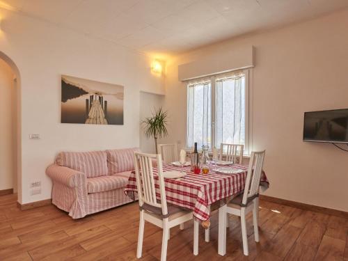 TV a/nebo společenská místnost v ubytování Apartment Minú by Interhome