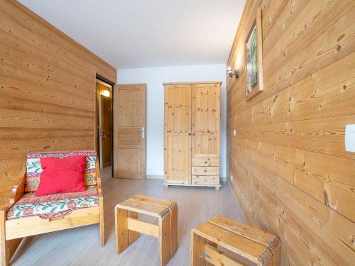 Cette chambre dispose d'un banc et d'un mur en bois. dans l'établissement Apartment Arcelle 203 by Interhome, à Val Thorens