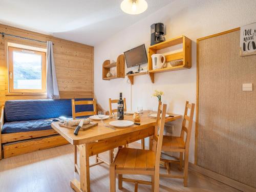 een kamer met een tafel en stoelen en een bed bij Apartment Arcelle-10 by Interhome in Val Thorens