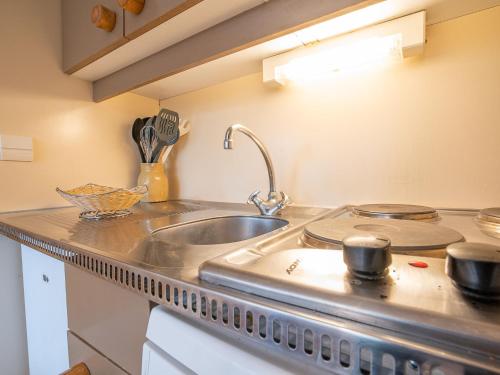 une cuisine avec un évier et une cuisinière dans l'établissement Apartment Arcelle 614 by Interhome, à Val Thorens