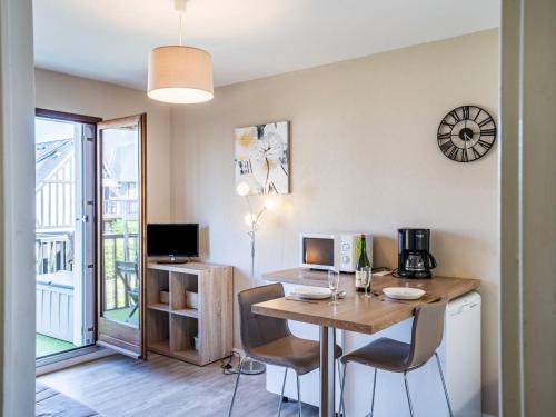 um quarto com uma secretária, um computador e cadeiras em Apartment Fleur Marine-5 by Interhome em Cabourg