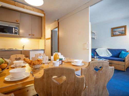 - une cuisine avec une table en bois et des bols dans l'établissement Apartment Arcelle 111 by Interhome, à Val Thorens