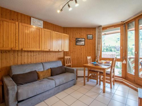 een woonkamer met een bank en een tafel bij Apartment La Grande Chaume by Interhome in Les Deux Alpes