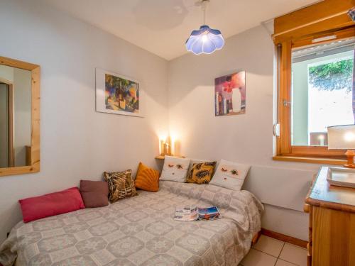 een slaapkamer met een bed en een raam bij Apartment La Grande Chaume by Interhome in Les Deux Alpes