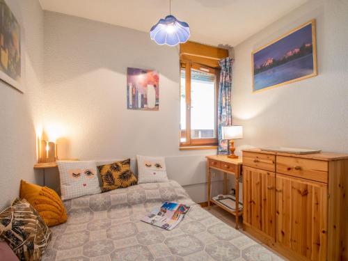 un salon avec un canapé et une table dans l'établissement Apartment La Grande Chaume by Interhome, à Les Deux Alpes