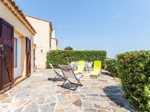 un patio avec une table et des chaises dessus dans l'établissement Holiday Home Domaine des Collieres-7 by Interhome, à Cavalaire-sur-Mer
