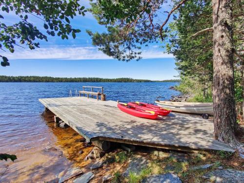 due barche sedute su un molo su un lago di Holiday Home Puuhamaa by Interhome a Siikakämä