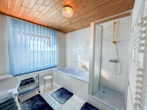 Bilik mandi di Apartment Karwendel by Interhome