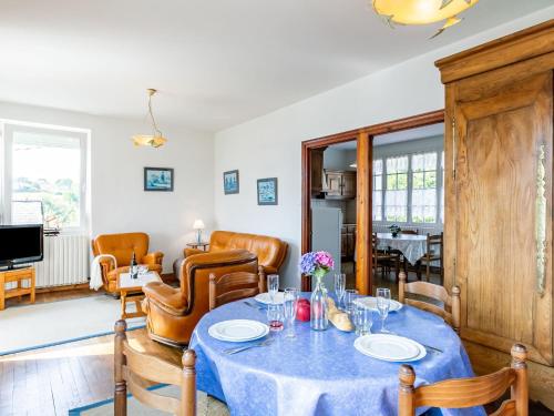 une salle à manger et un salon avec une table et des chaises dans l'établissement Holiday Home Ti an Aod by Interhome, à Plougasnou