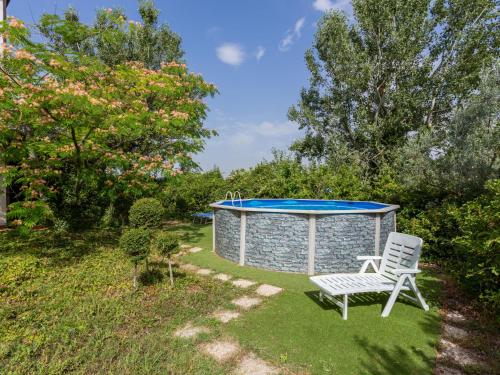 einen Stuhl und einen Pool im Hof in der Unterkunft Holiday Home Fonte del Ceppo 1 by Interhome in Tortoreto Lido