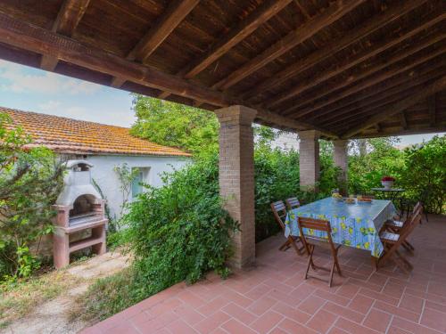 eine Terrasse mit einem Tisch und einem Backofen im Freien in der Unterkunft Holiday Home Fonte del Ceppo 1 by Interhome in Tortoreto Lido