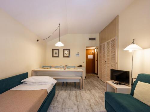 プレ・サン・ディディエにあるApartment Universo-4 by Interhomeのベッド2台、バスルーム(シンク付)が備わる客室です。