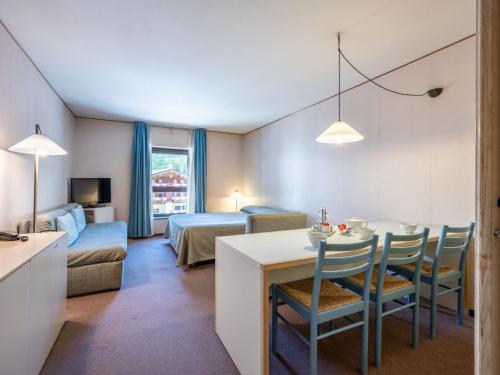 - une chambre d'hôtel avec une table et des chaises dans l'établissement Apartment Universo-1 by Interhome, à Pré-Saint-Didier