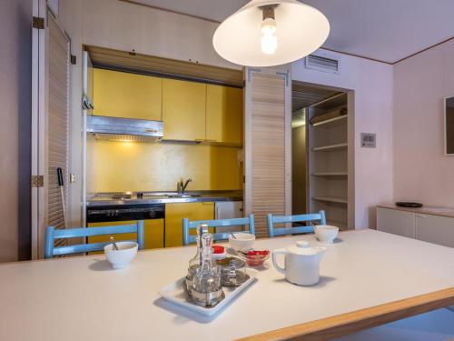 プレ・サン・ディディエにあるApartment Universo-1 by Interhomeのテーブルと椅子のあるキッチンとダイニングルーム