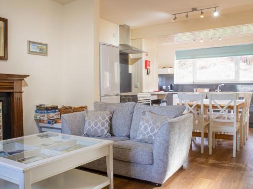 een woonkamer met een bank en een tafel bij Holiday Home Keepers by Interhome in Staffin
