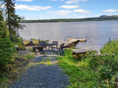 ein Picknicktisch und ein Boot auf einem See in der Unterkunft Holiday Home Lomamaja rukaranta 6 b by Interhome in Ruka