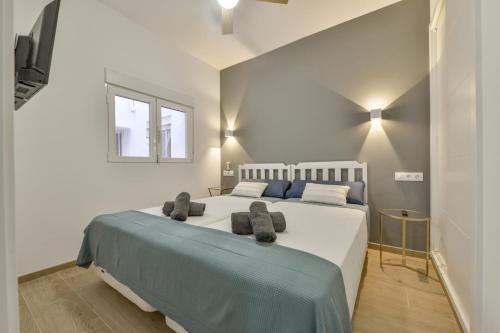 um quarto com uma cama grande com duas almofadas em Apartamento Miro en Calpe em Calpe