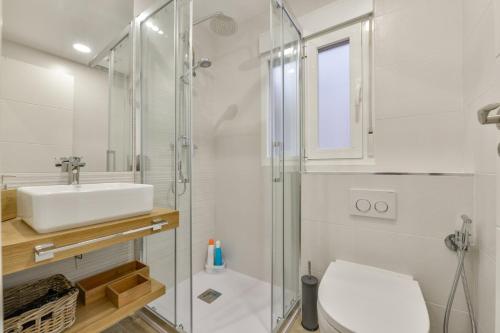 uma casa de banho com um chuveiro, um lavatório e um WC. em Apartamento Miro en Calpe em Calpe