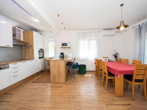 cocina y comedor con mesa y sillas en Holiday Home Stella kastela by Interhome, en Kaštela
