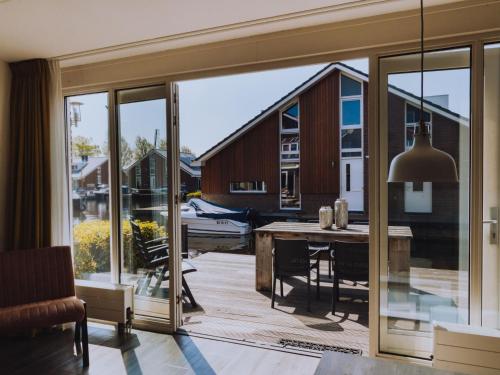 uma sala de estar com uma grande porta de vidro deslizante em Holiday Home De Meerparel-1 by Interhome em Uitgeest